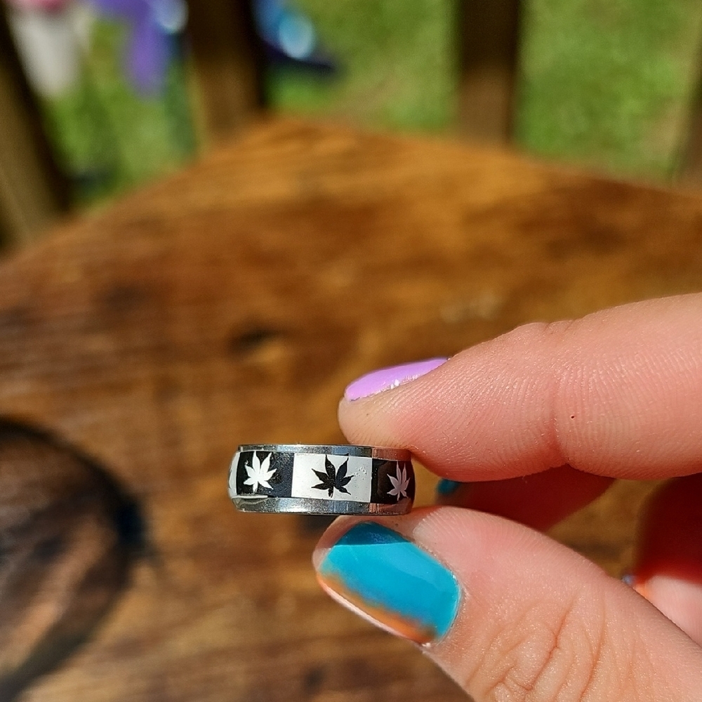 Black and Silver Leaf Pattern Ring